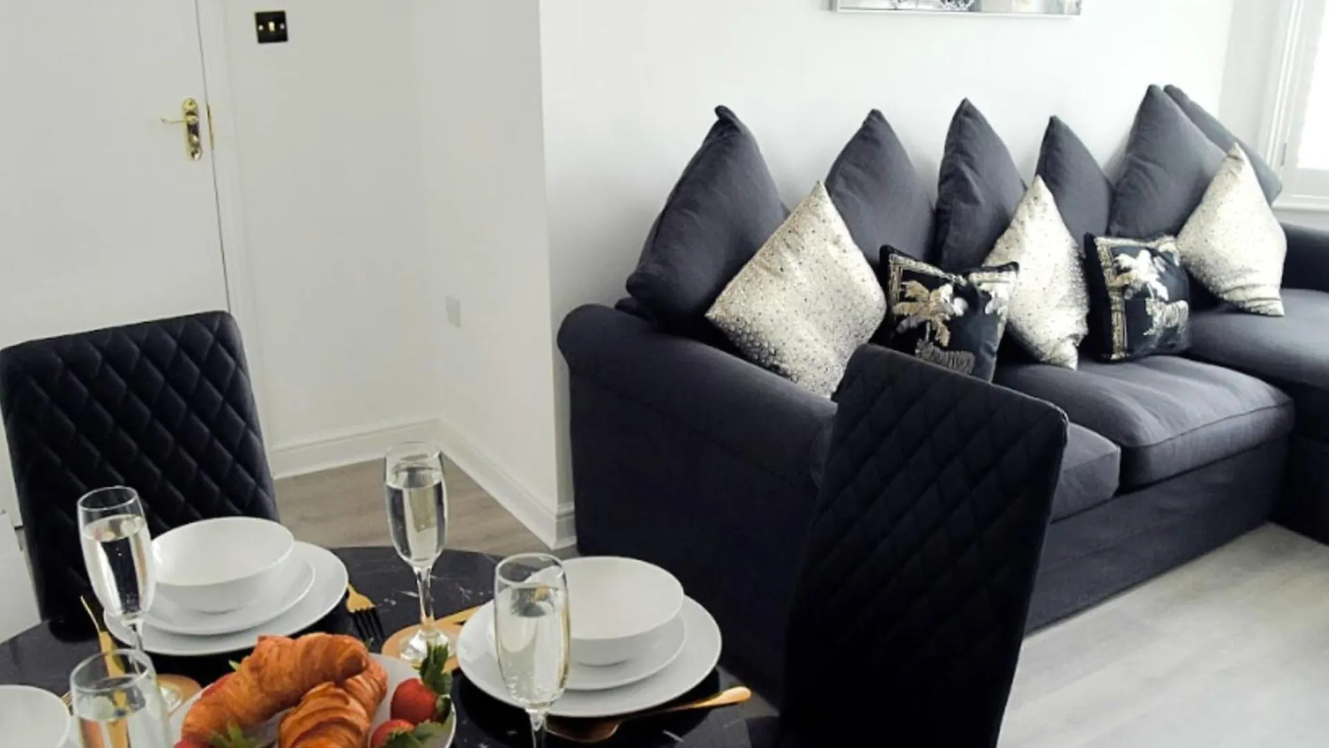 Modern Town Centre Flat - Free Shared Parking, King Size Bed, 5 Minutes Walk To Beach Bournemouth Apartment