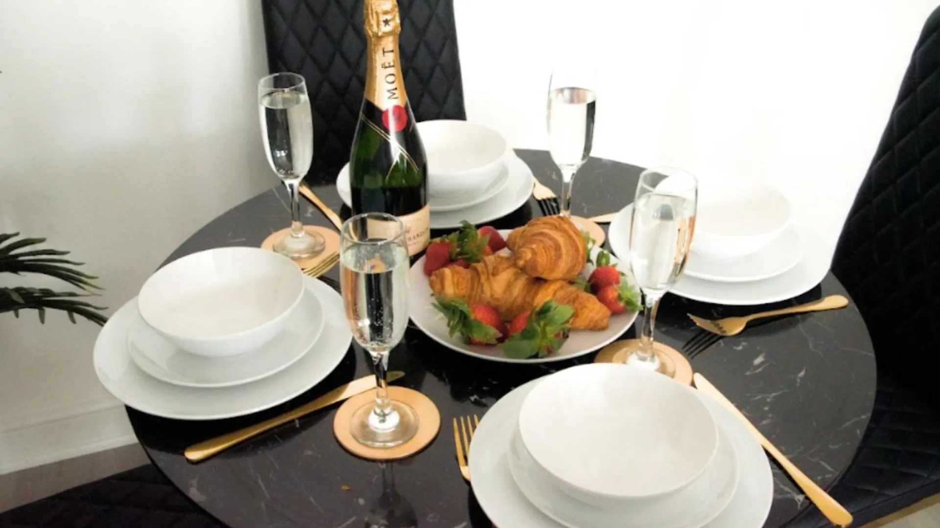 Modern Town Centre Flat - Free Shared Parking, King Size Bed, 5 Minutes Walk To Beach Bournemouth 0*,  United Kingdom